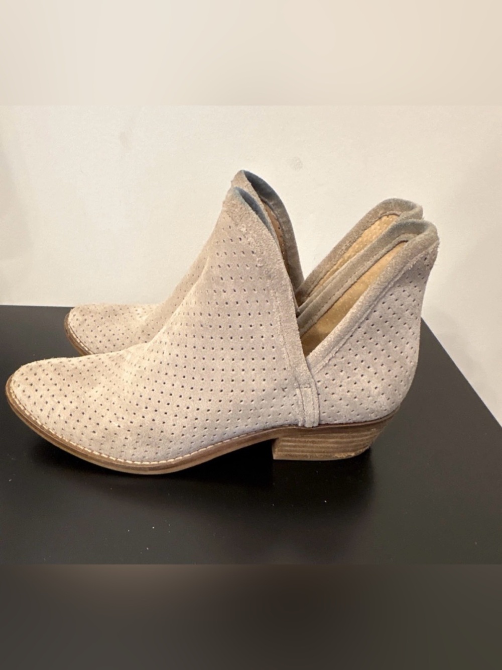 Lucky Brand Perforated Suede V-Cut Ankle Booties Gray Taupe Size 7.5 - Picture 3 of 6